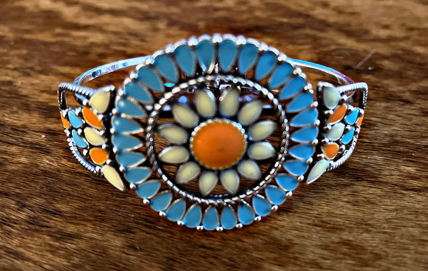 Western Design Clasp Bracelet